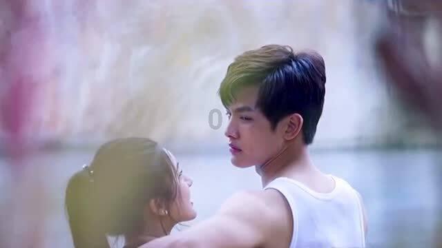 美女一袭红色方领吊带连衣裙,休闲百搭又随性洒脱,你觉得这样时髦吗?平台-有问必答,快速解答你的疑问